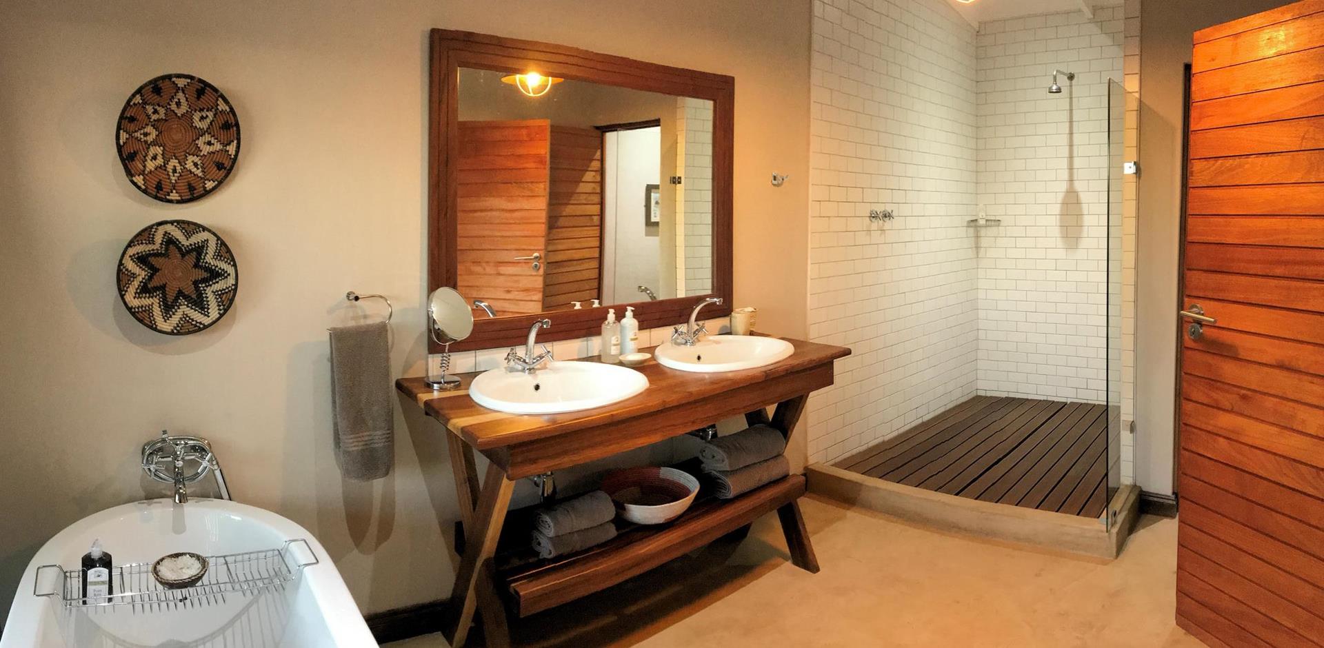 Bathroom, Fugitives' Drift Lodge and Guesthouse, South Africa, A&K