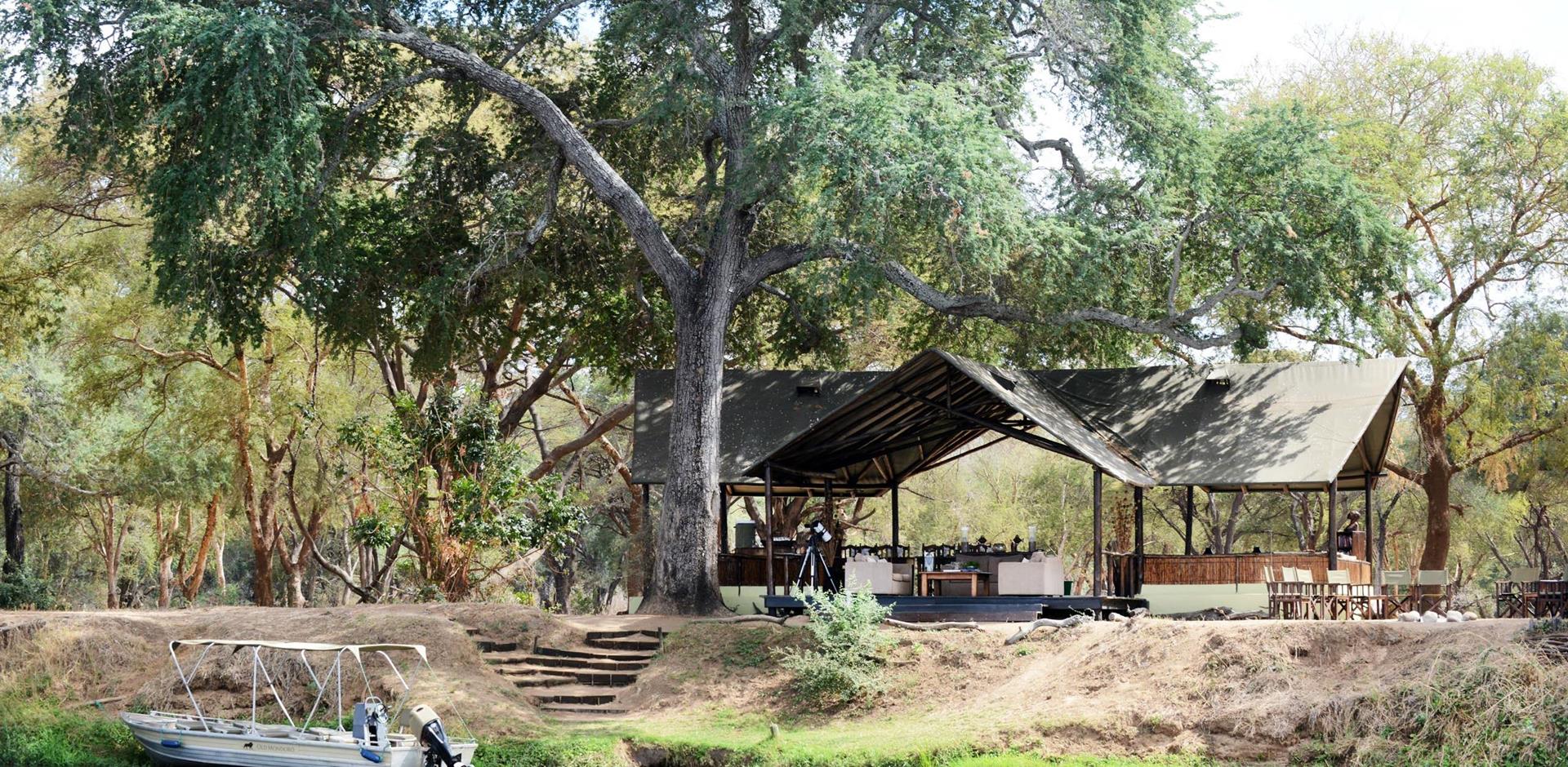 Lounge and dining area, Old Mondoro, Zambia, A&K