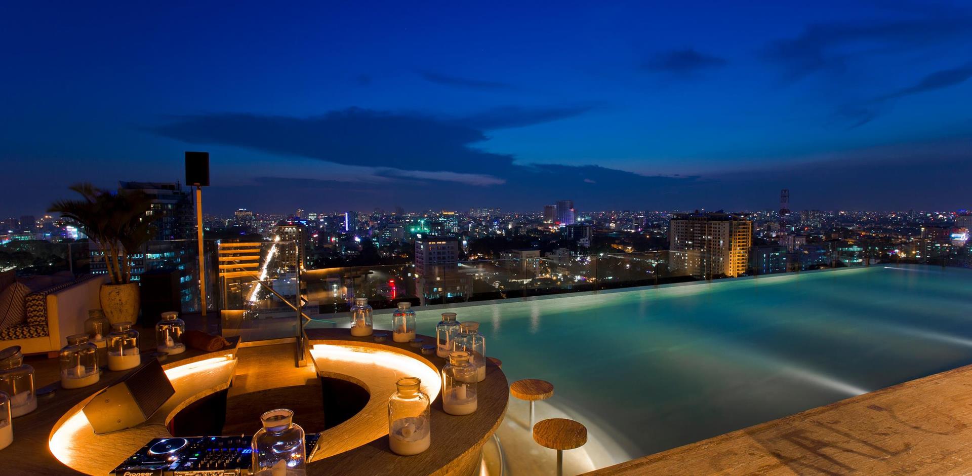 Hotel des Arts Saigon, MGallery pool