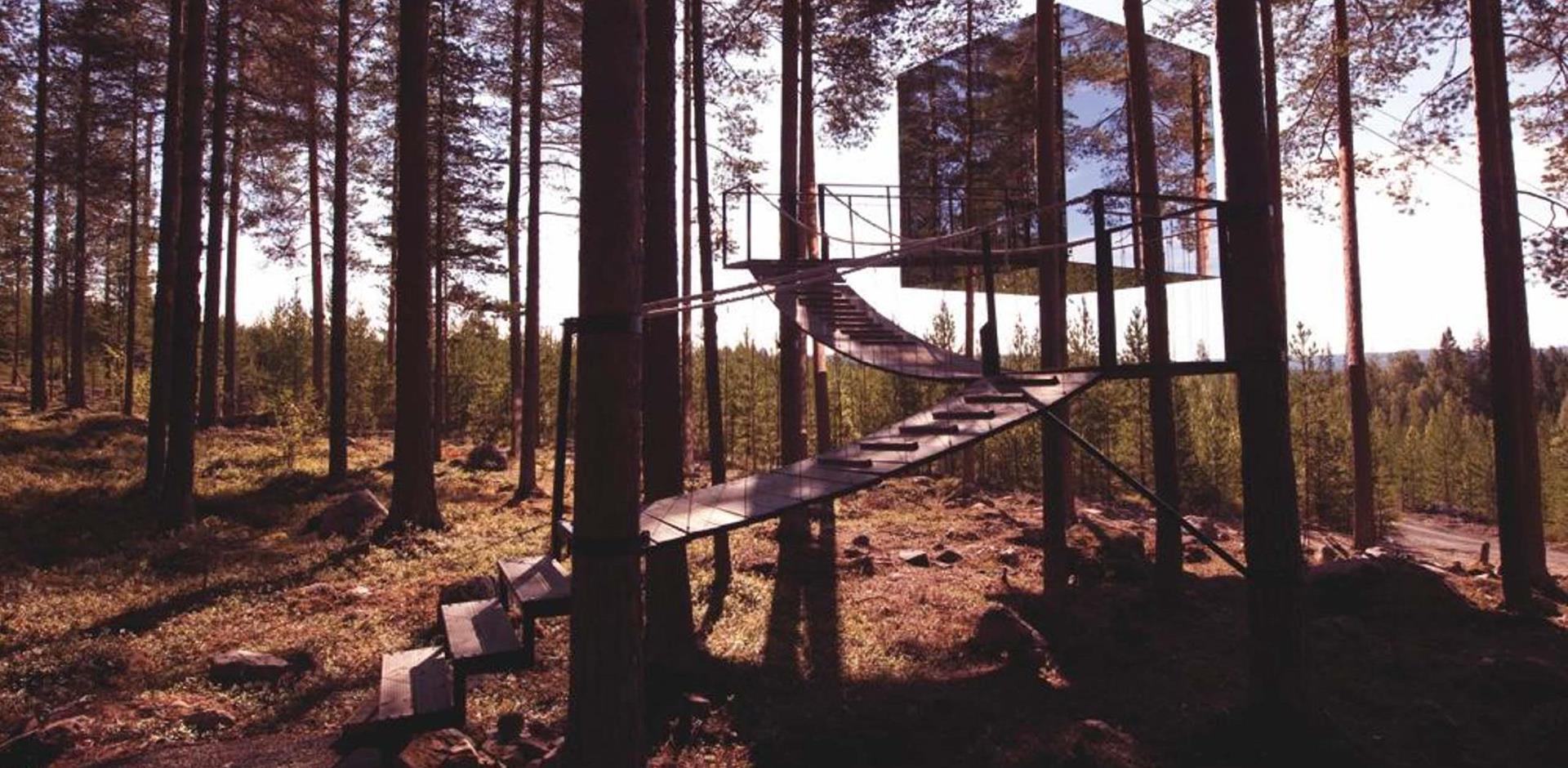 Mirror cube exterior, Treehouse, Sweden